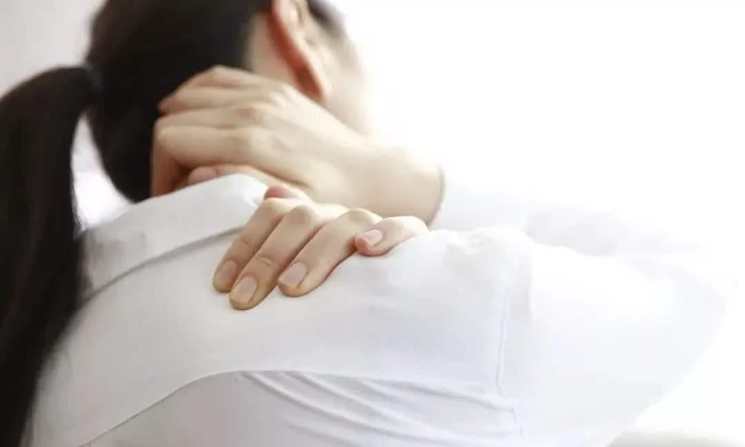 电脑前久坐肩膀疼,电脑前久坐怎么按摩