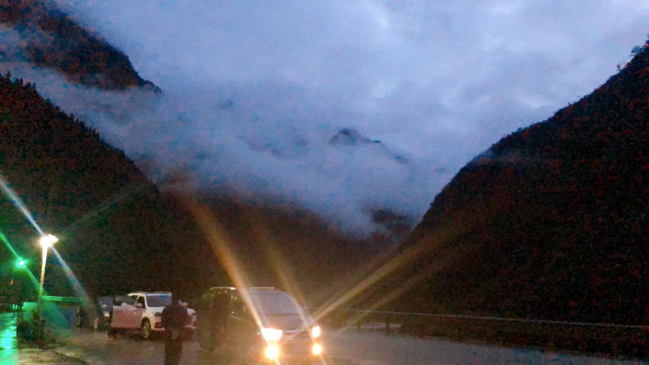 四姑娘山大峰登顶感受,四姑娘山二峰绝望坡有绳索吗