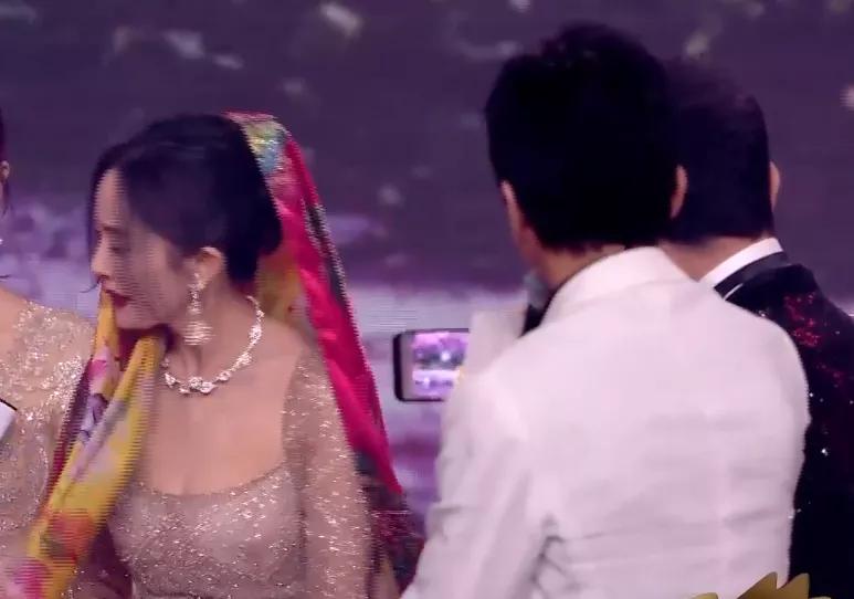 杨幂与杨紫的采访节目,微博之夜杨幂和杨紫在聊什么