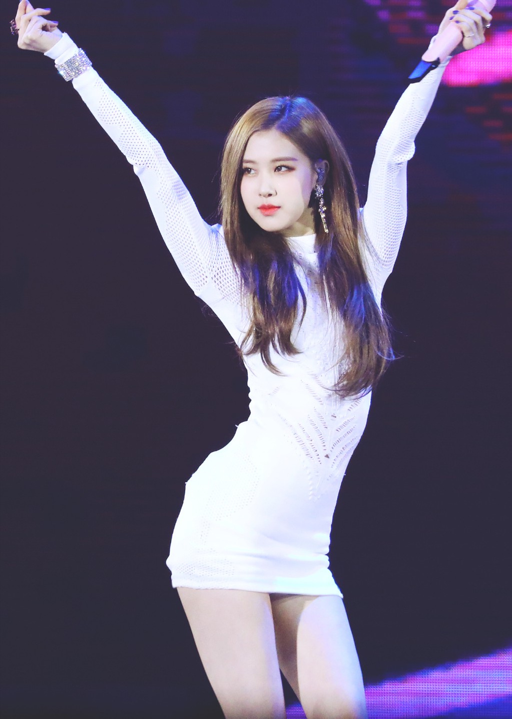 粉丝称她为“澳洲小玫瑰”，针织衫牛仔裤搭西装出镜，潇洒酷甜