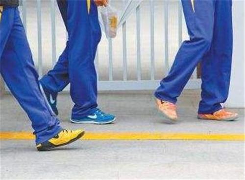 小学生都穿什么耐克鞋,学生为什么穿的都是耐克鞋