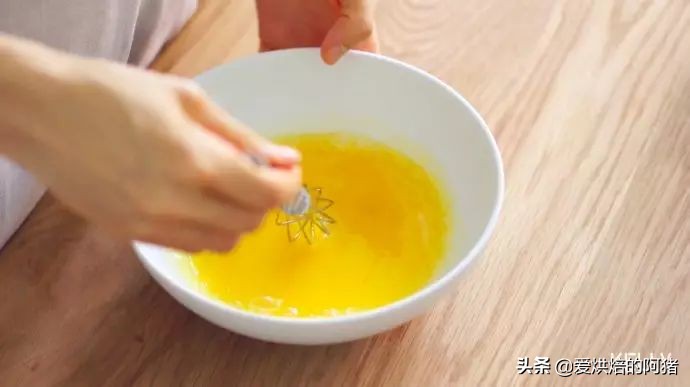 提拉米苏不用隔热打发蛋黄的方法,提拉米苏放蛋黄有什么用