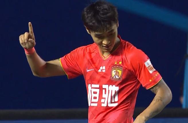 韦世豪再度登顶射手榜，破门后霸气伸出一根手指，做出闭嘴手势