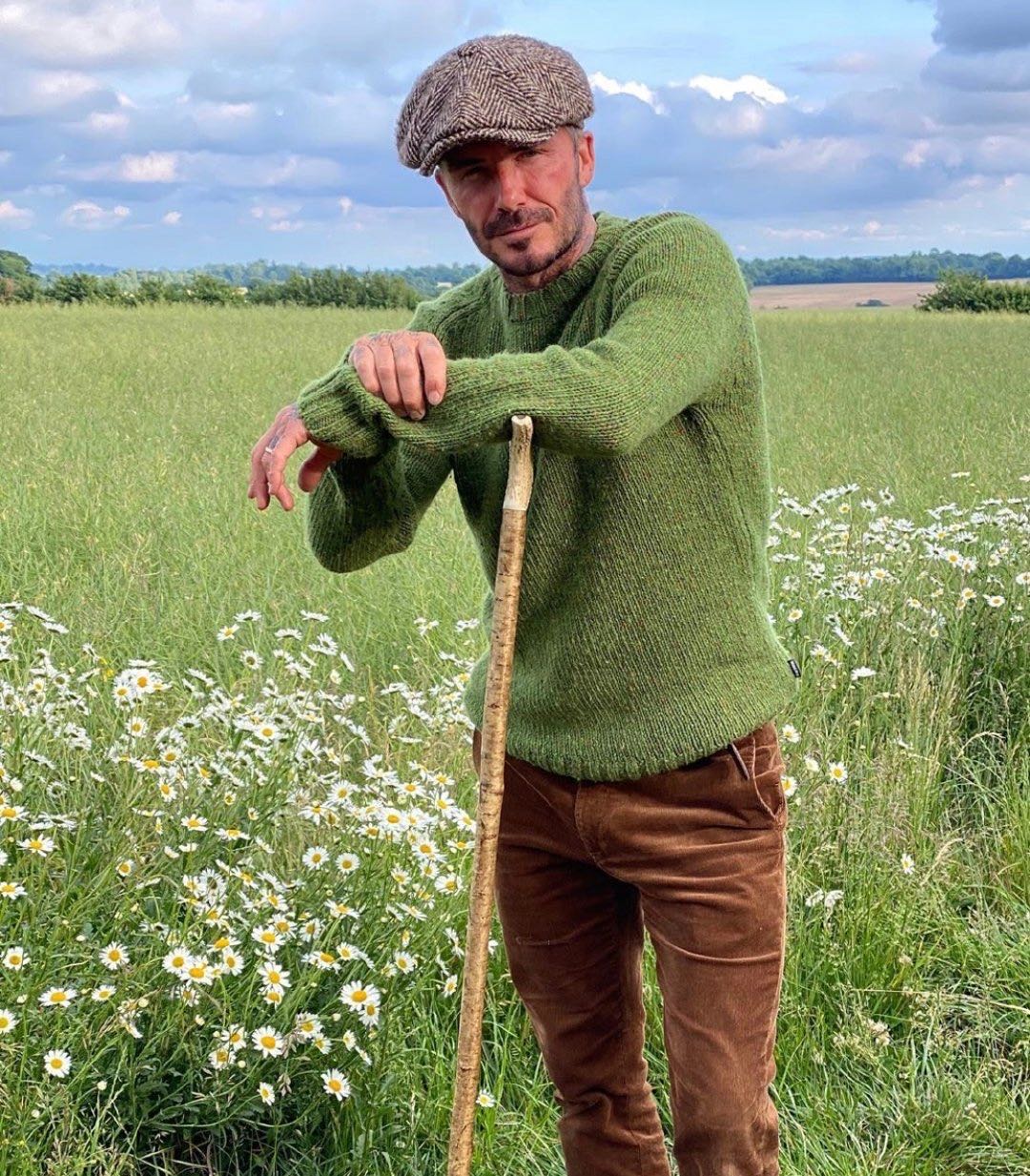 贝克汉姆全家六口再度同框,贝克汉姆赤膊踢球