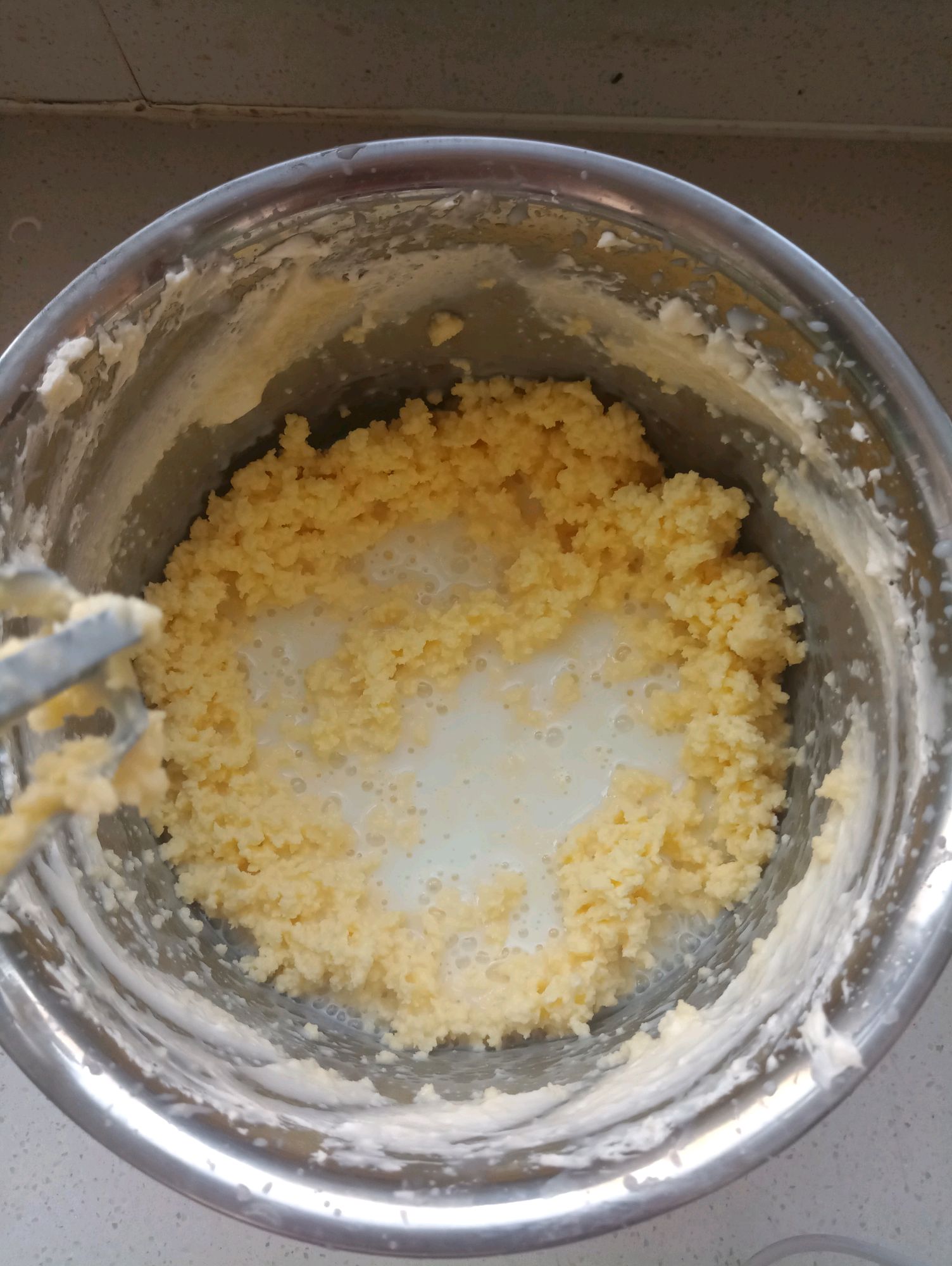 奶油打发的方法和技巧,奶油打发教程要加黄油吗