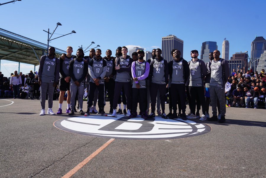 欧文杜兰特场边穿西装观战,欧文杜兰特篮网球衣亮相