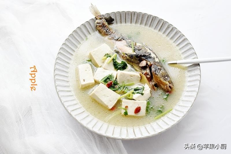 #您好，小暑#不会做鱼没关系，加块豆腐炖一炖，鲜美补钙，好吃