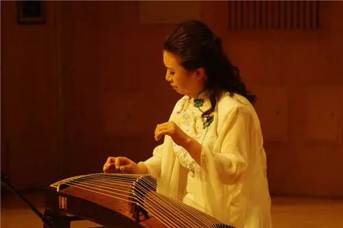 初学古筝应该找什么样的老师,学古筝找老师需要什么条件