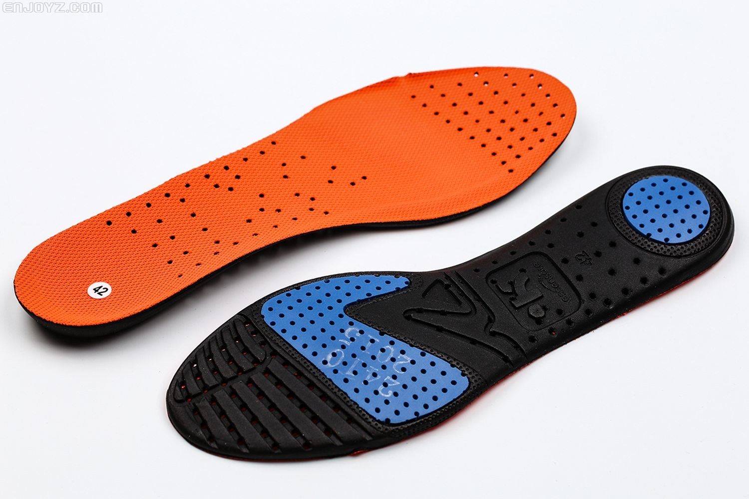 足球鞋里面有些什么配件,新手足球鞋选购完全指南