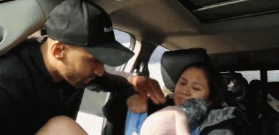 “老公，不行了，我要在车上生出来了！”