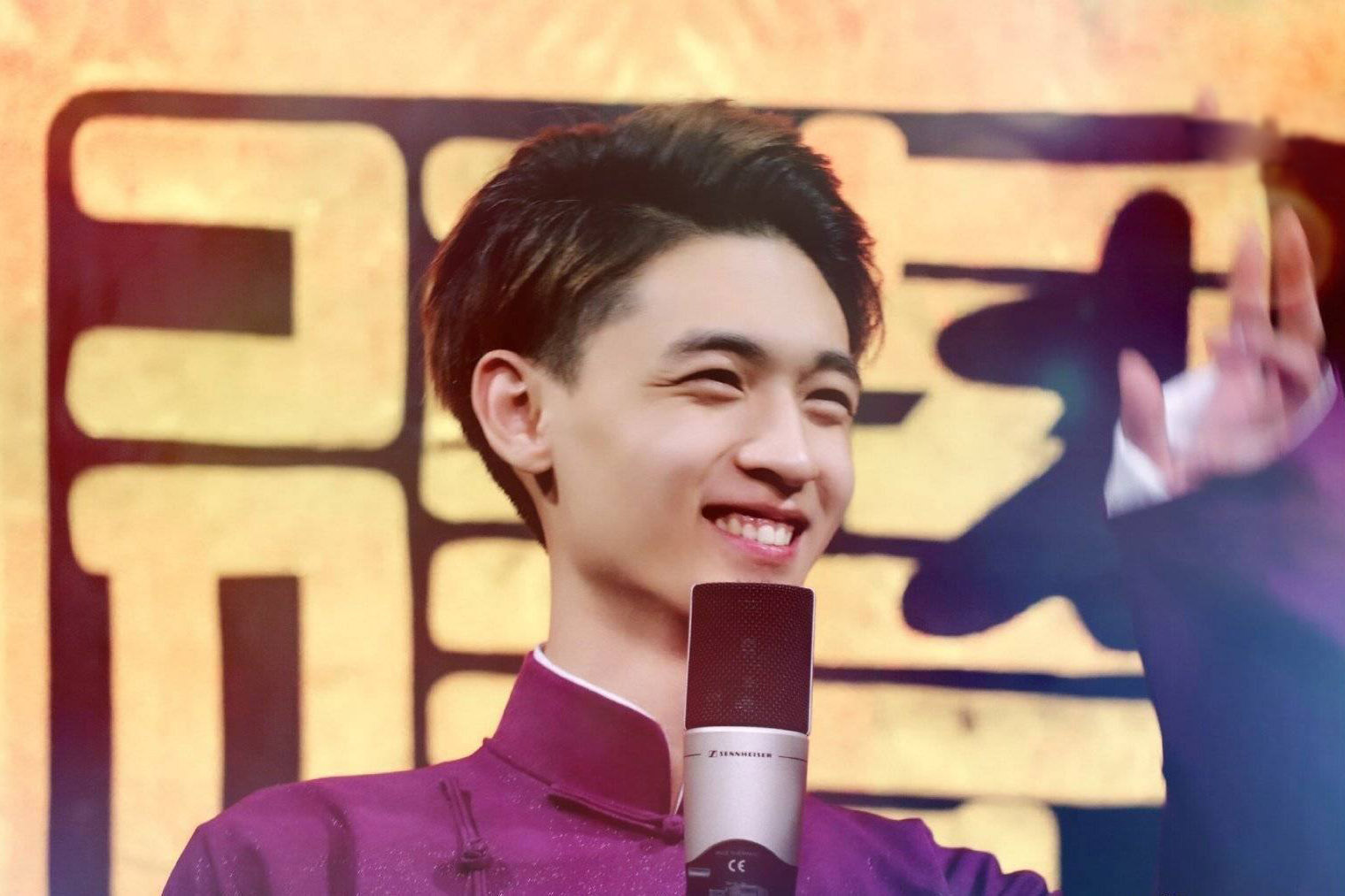 德云社秦霄贤与观众们的蜜汁关系,德云社秦霄贤拥抱女粉丝和女明星