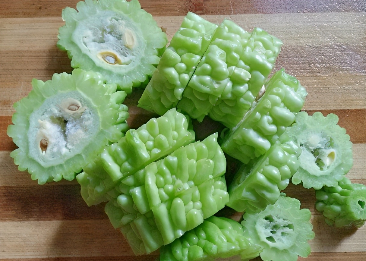 买苦瓜时怎么挑苦瓜不苦呢,买苦瓜要怎么挑