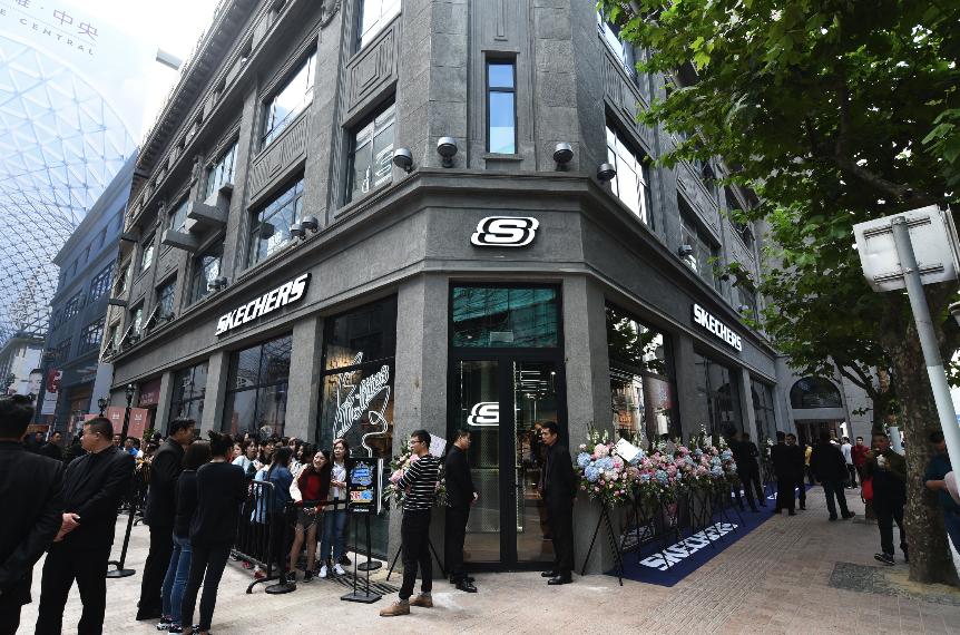 又一运动鞋“黑马”诞生：每天卖出52000双，从中国赚走上百亿！