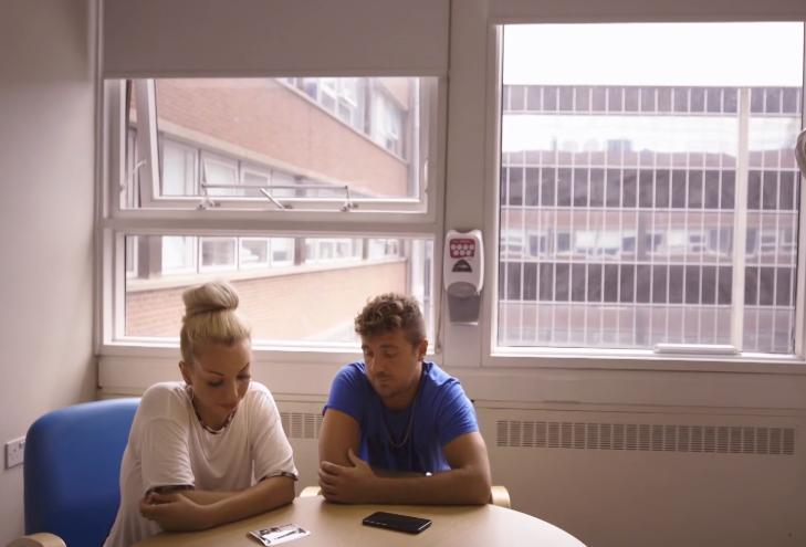 腹中胎儿长出肿瘤，孕妇忍着剧痛，给胎儿打麻药做手术