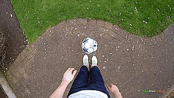 花式足球技巧之脚底停球,花式足球技巧之脚下转移大法