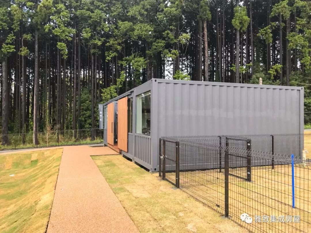 在富士山下的预制模块化露营酒店里,欣赏日本最高山峰的美景