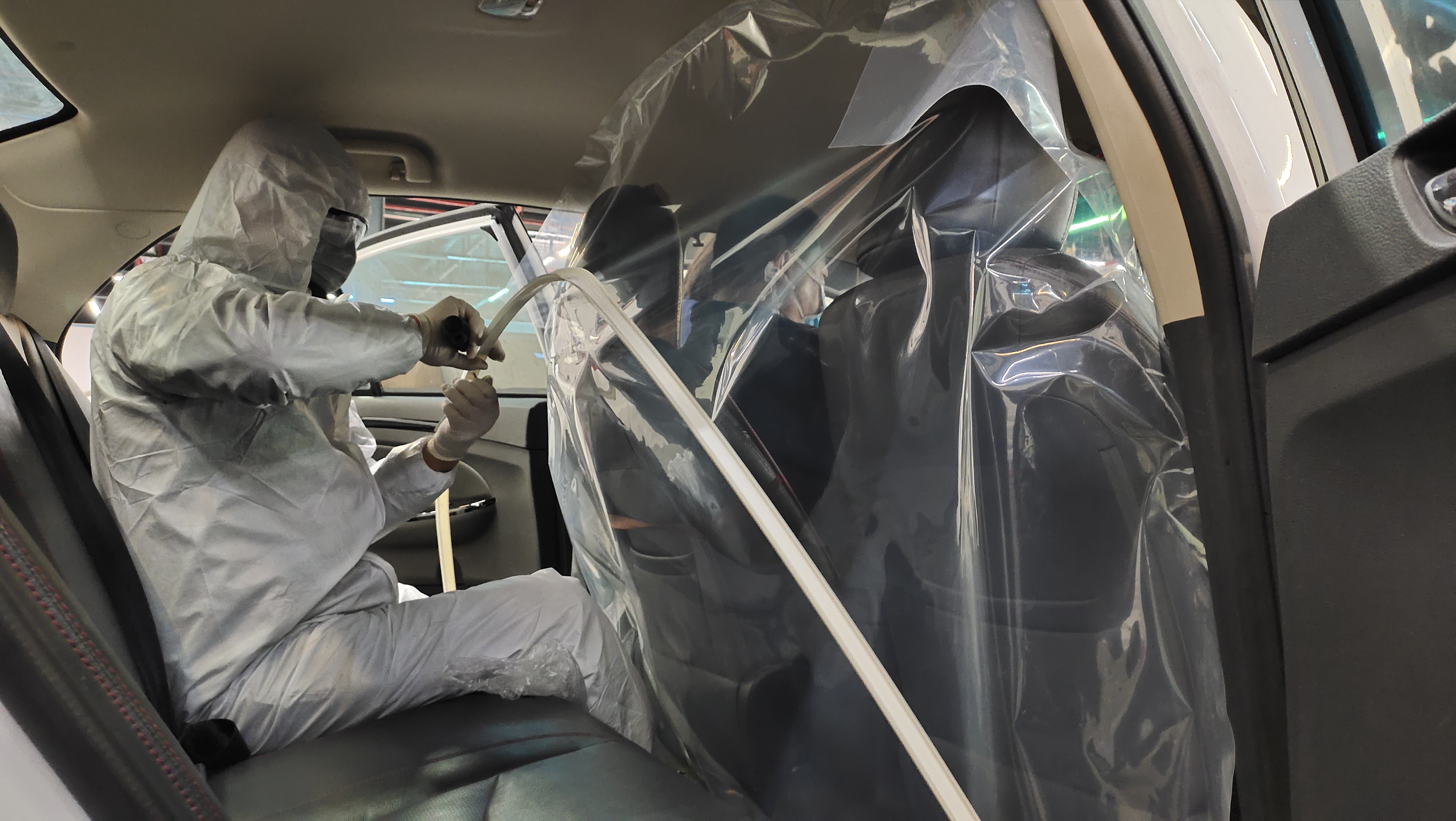 滴滴将在网约车内加装隔离膜,滴滴已经给全国网约车安装防护膜