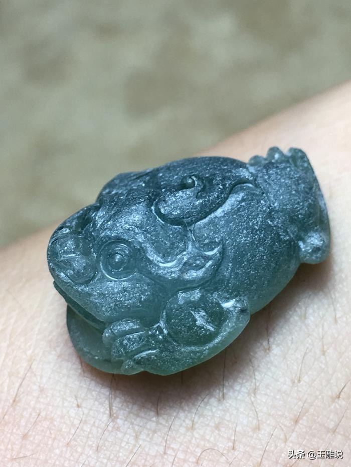 我是玉雕师，你知道为什么翡翠金蟾是三只脚而不是四只的吗？