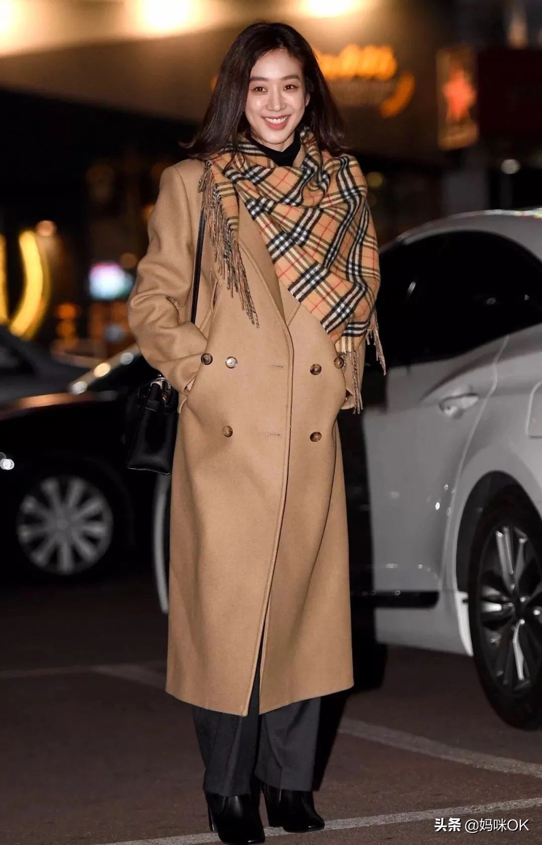 几种很火的围巾的新系法,比较短的围巾系大法