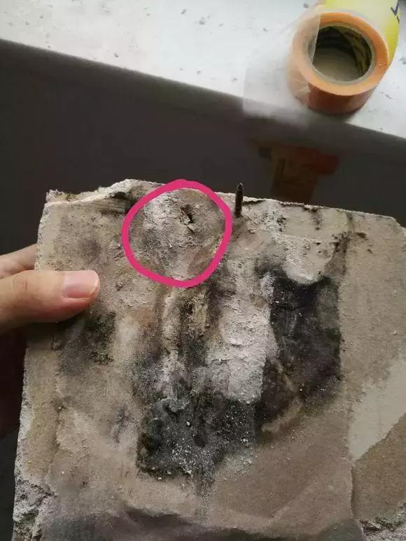 阳台装了铝扣板后漏水,阳台水管被打穿漏水