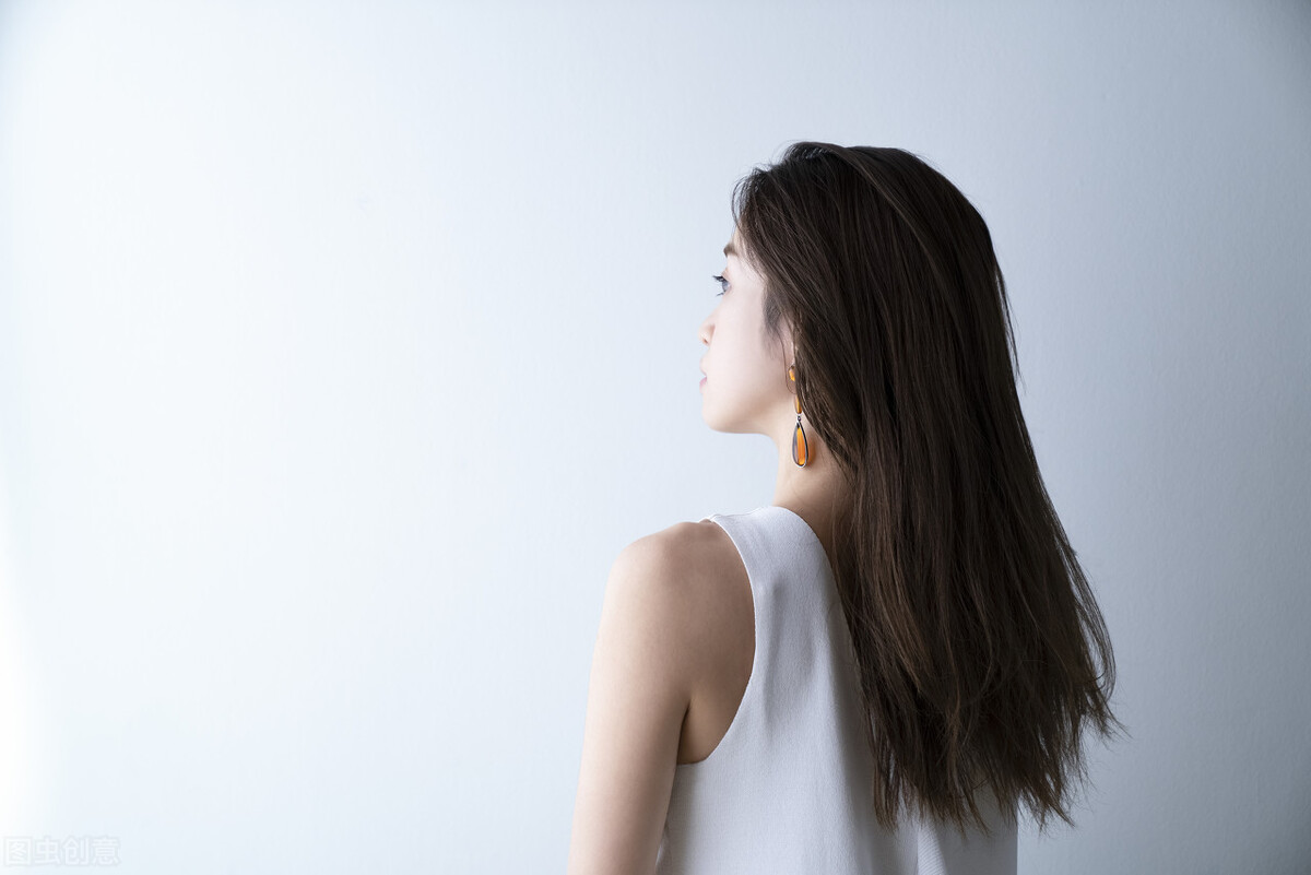 如何才能追到一个不主动的女生呢，首先要明白她不主动的原因