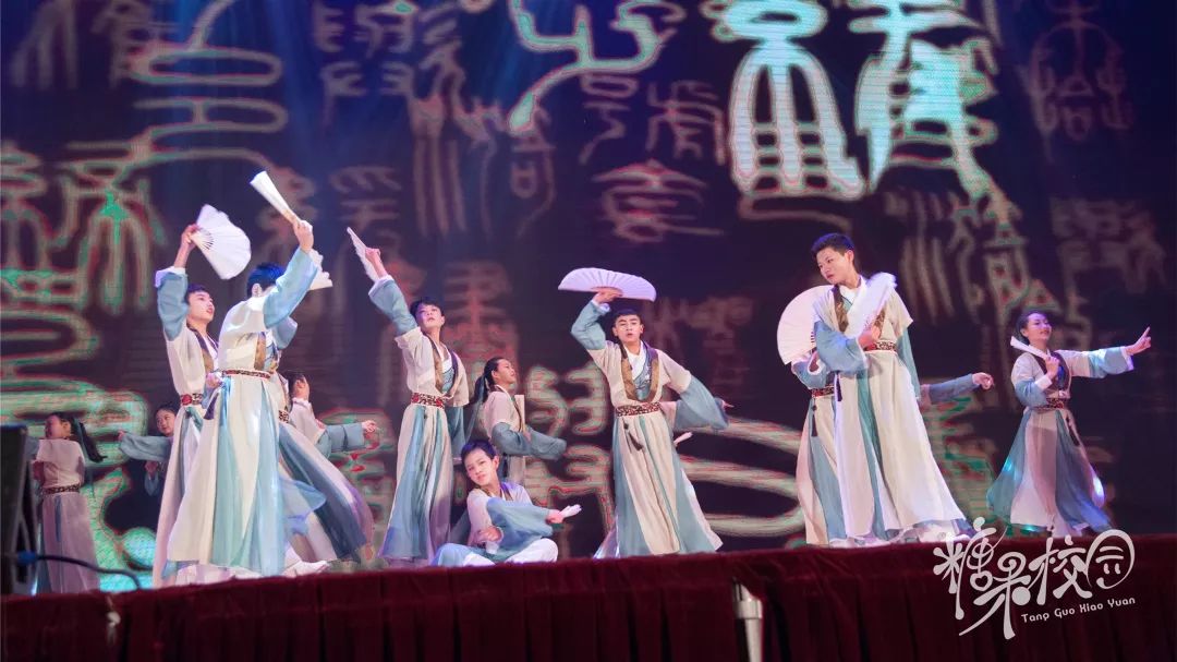 缘聚求实谱写历史篇章展望未来开启迢迢征程昆十中白塔新年盛会