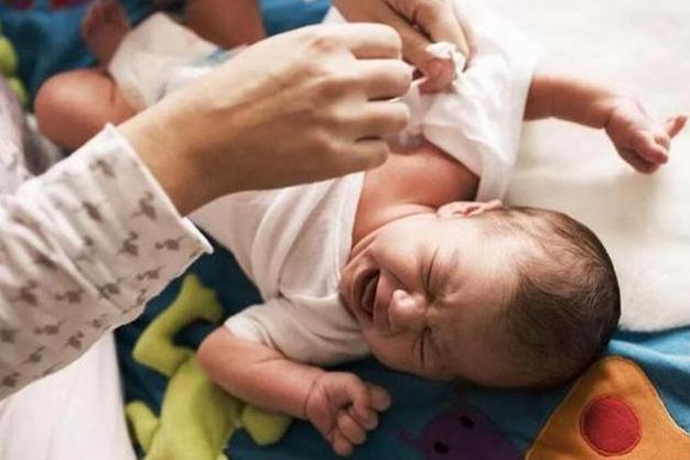 满月宝宝哭一个多小时会出问题吗,孩子满月为什么哭闹