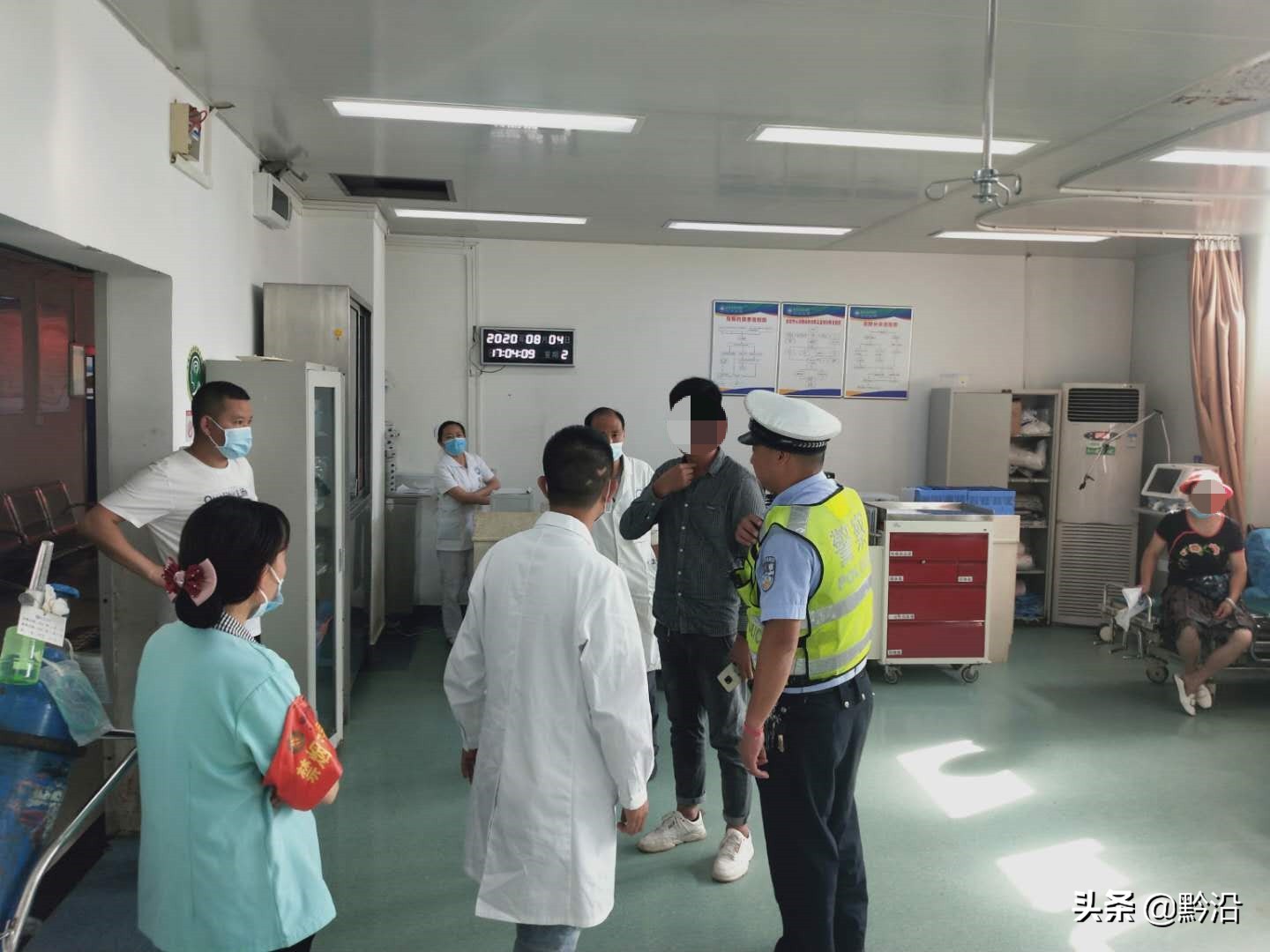 男子行车途中突飞落石,男子行驶途中遇飞来落石砸中车辆