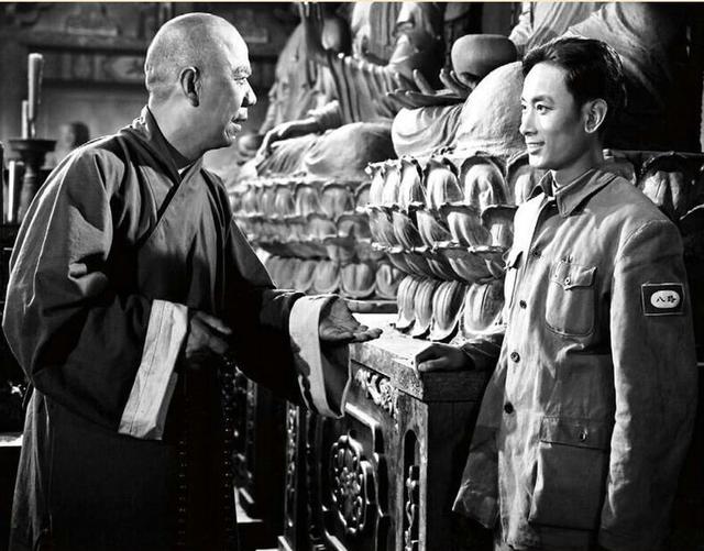 特务伪装成和尚进寺庙被鹅发现,特务假扮和尚下场