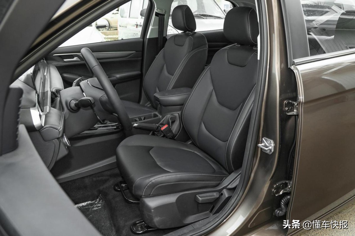 长安福特福睿斯2021钻石版,新款手动福特福睿斯汽车评测