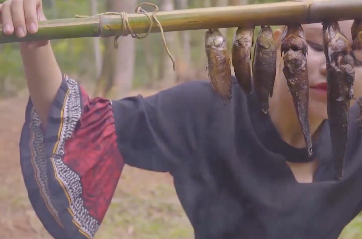 漂亮的野外烤鱼,野外吃美味烤鱼