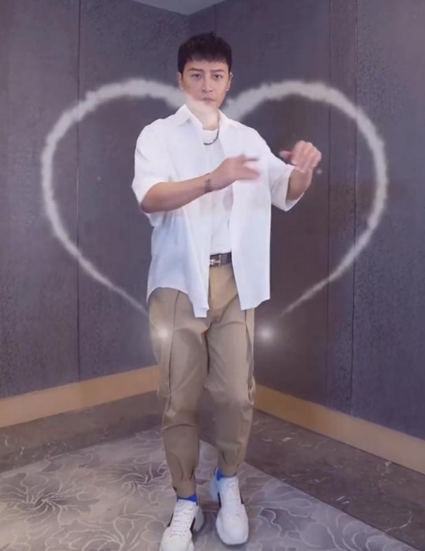 陈志朋穿奇装异服绿头发,陈志朋秋天超短裤造型浮夸引争议