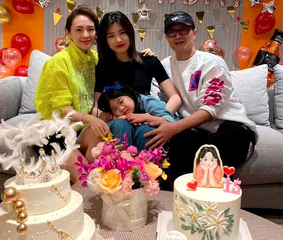 汪峰带大女儿现身,汪峰16岁大女儿坐豪华游艇度假