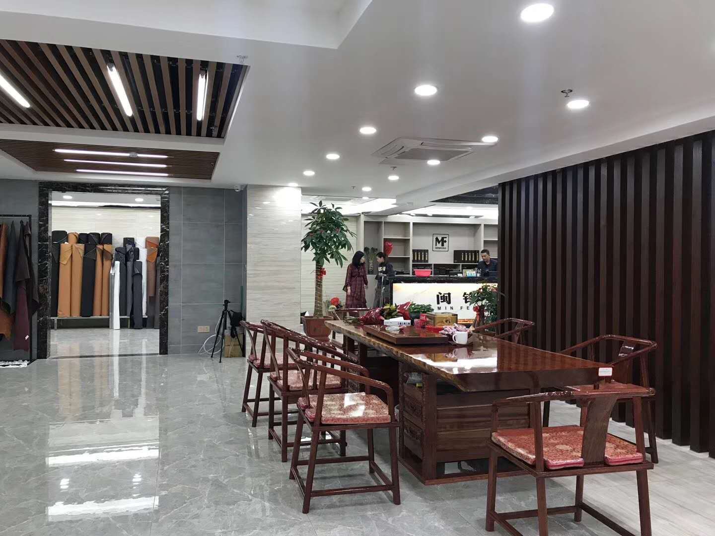 暗访河北天价大板生产基地，原木全是非洲烂木，富豪还抢着来买