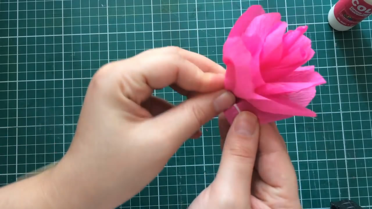 手工纸折花简单又漂亮,皱纸折花手工制作
