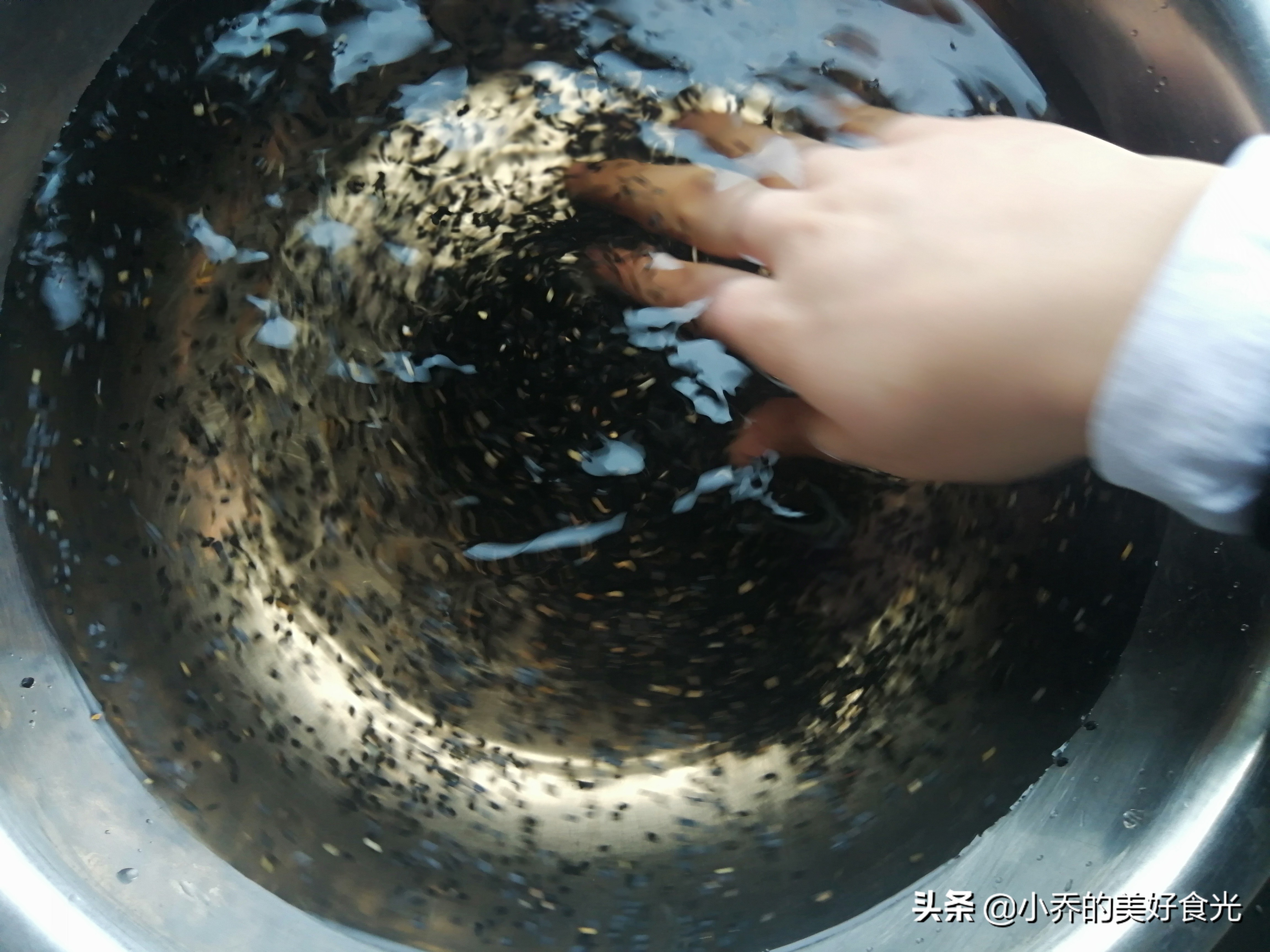 芝麻里的泥沙怎么洗才干净,清洗芝麻小窍门