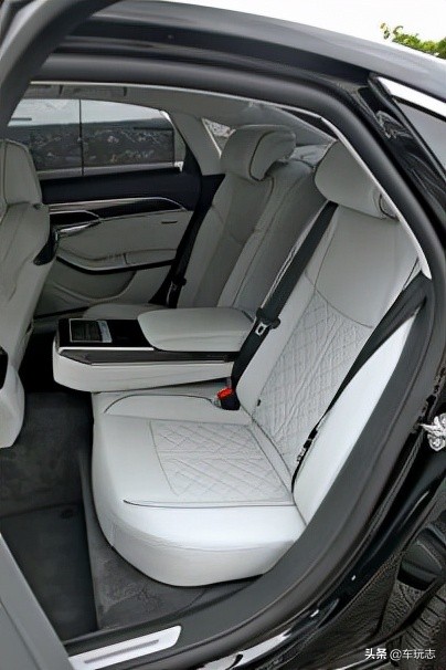 奥迪s82021款60tfsi尊贵版,2022款全新奥迪s83.0t