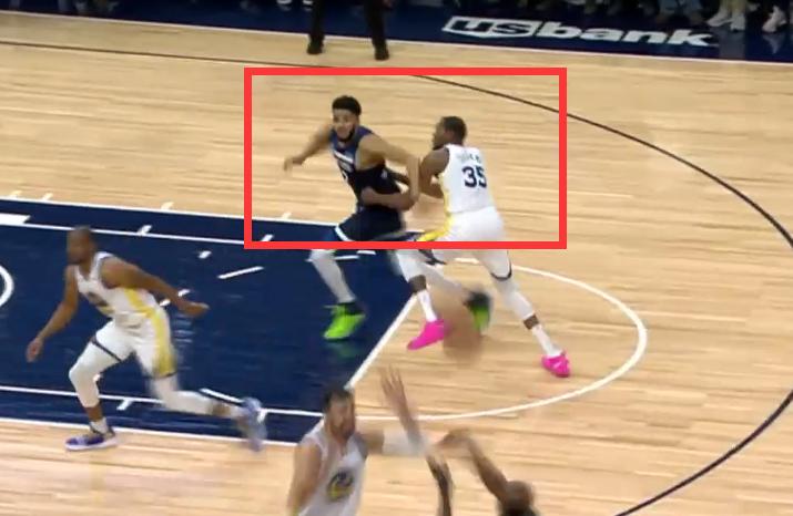 关于杜兰特缺席和裁判偏袒的问题,杜兰特推人犯规