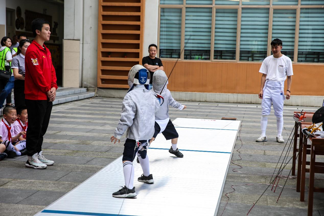 花三小学生展示“十八般武艺”下厨做饭给父母吃