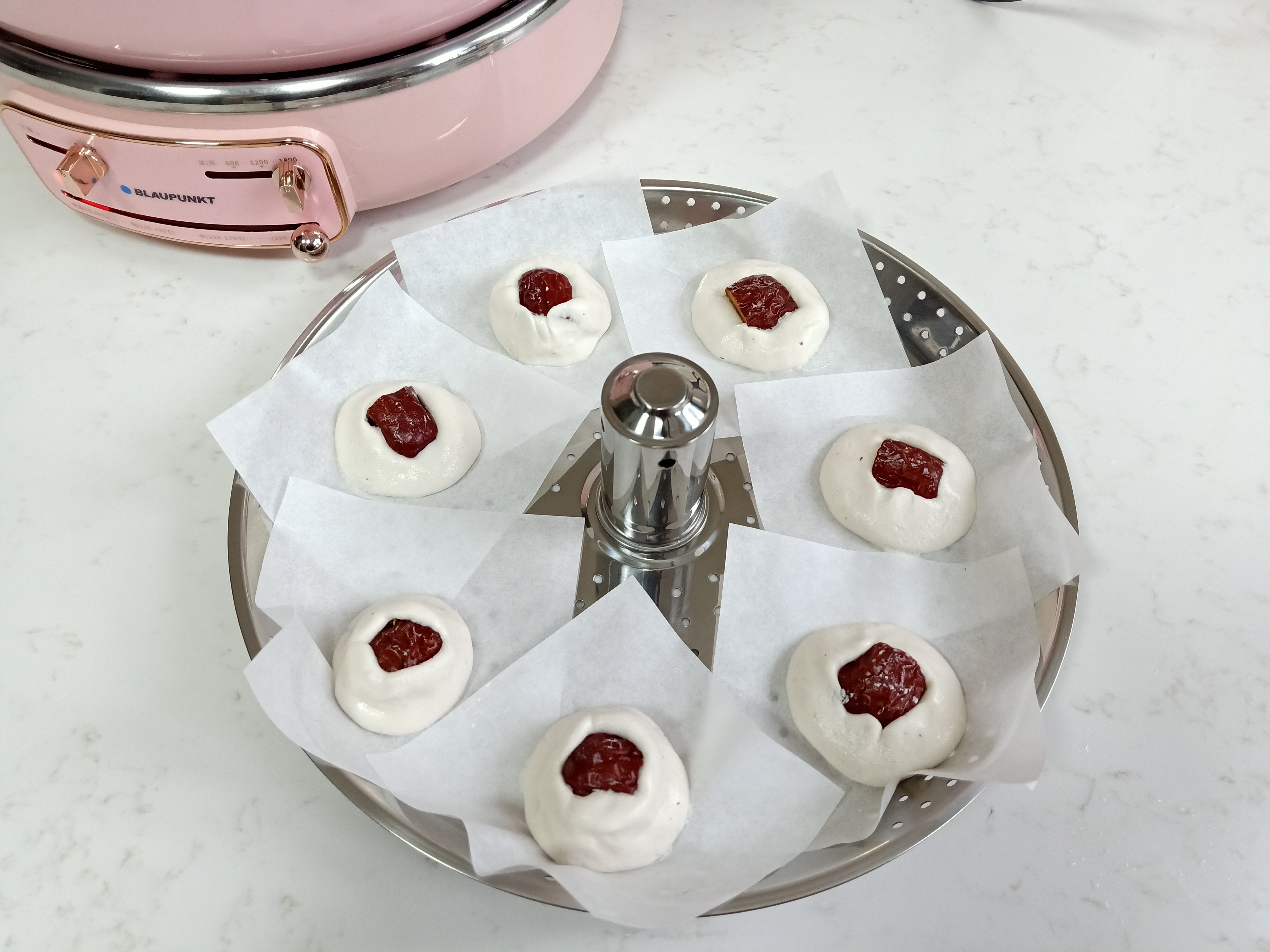 2颗红枣半碗粉，蒸出8个小甜点，软糯甜蜜真好吃，不加糖更健康