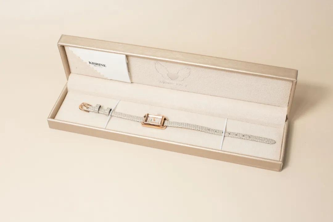 送这被夸有品位!三吉彩花同款腕表,女友戴了爱不释手