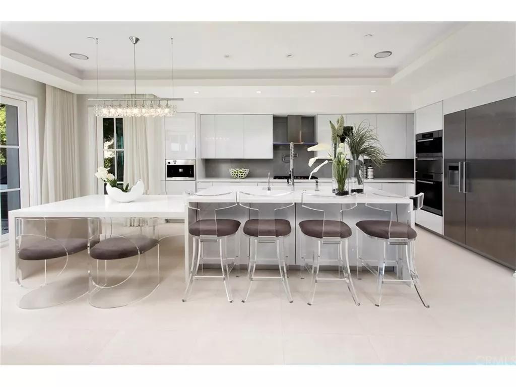 开车进故宫空姐被扒!溥仪都要买票,特朗普也须步行,你凭啥?