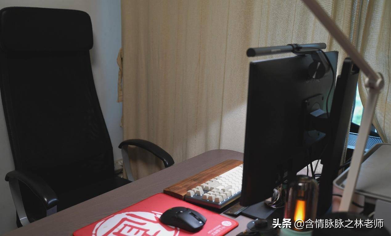 办公桌面打造,笔记本桌搭外接显示器精致布局