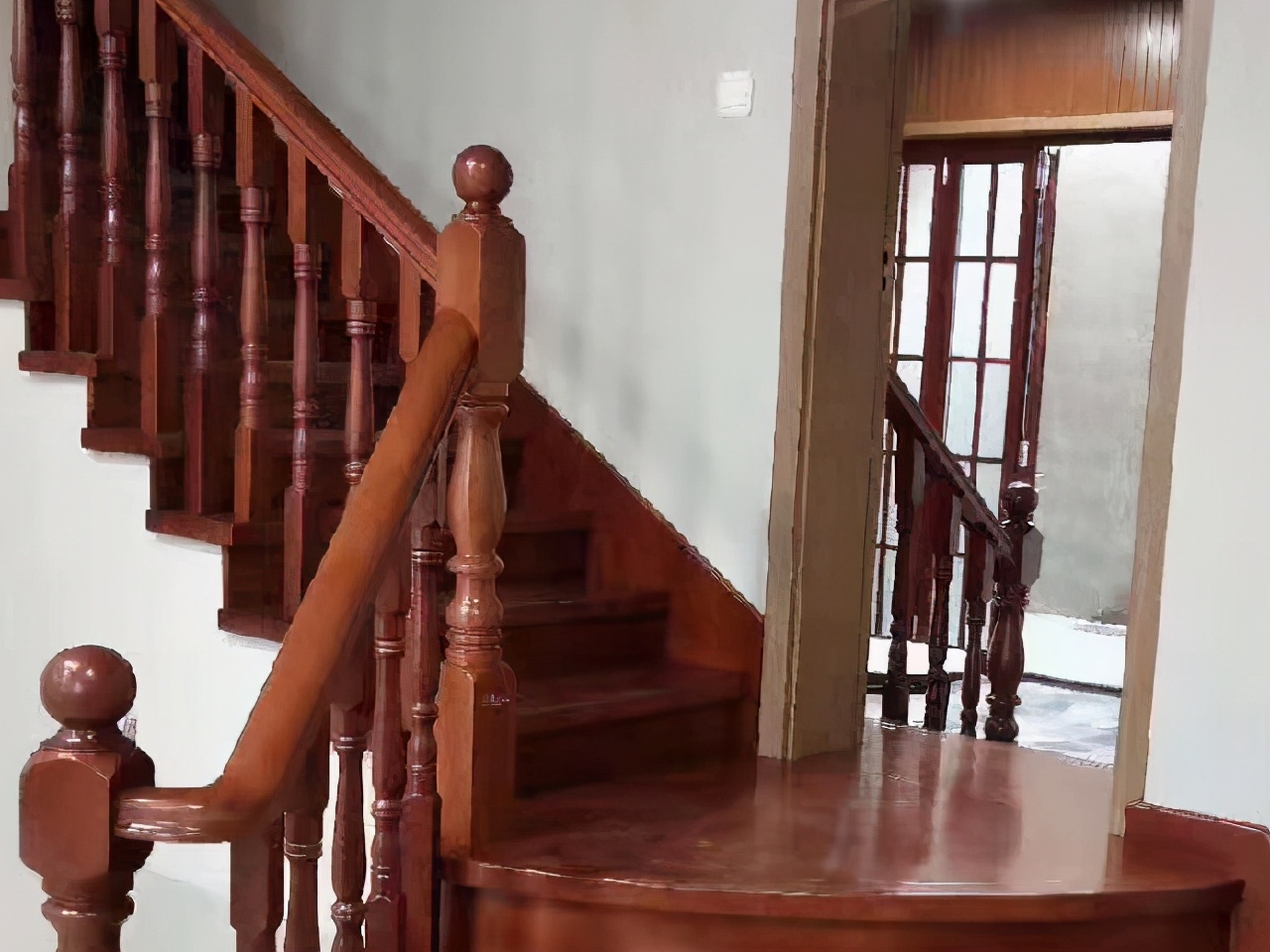 木质楼梯质量怎么样,实木楼梯便宜还是大理石楼梯便宜