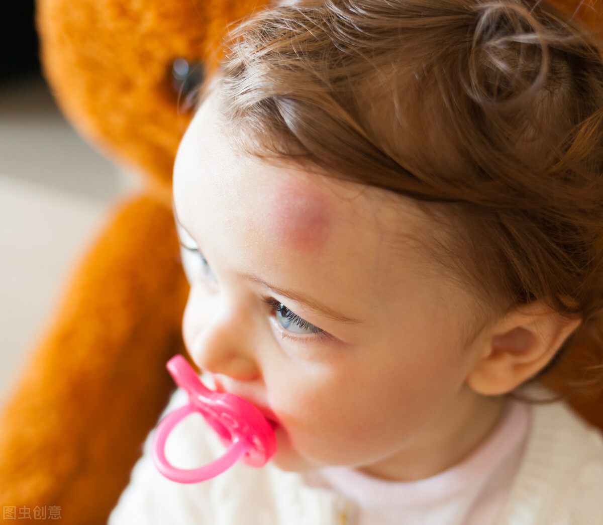 1岁宝宝摔跤头上起大包怎么办,小孩子摔跤很容易起包是怎么回事