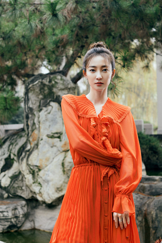 王丽坤身穿荧光色的短袖，搭白色运动裤，可亮眼可好看了