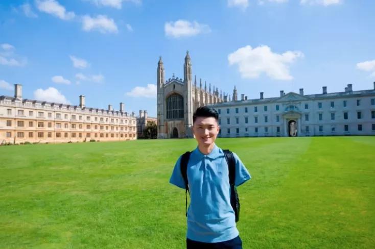 6岁小男孩失去双臂用脚写字,6岁失去双腿19岁单手爬进终点