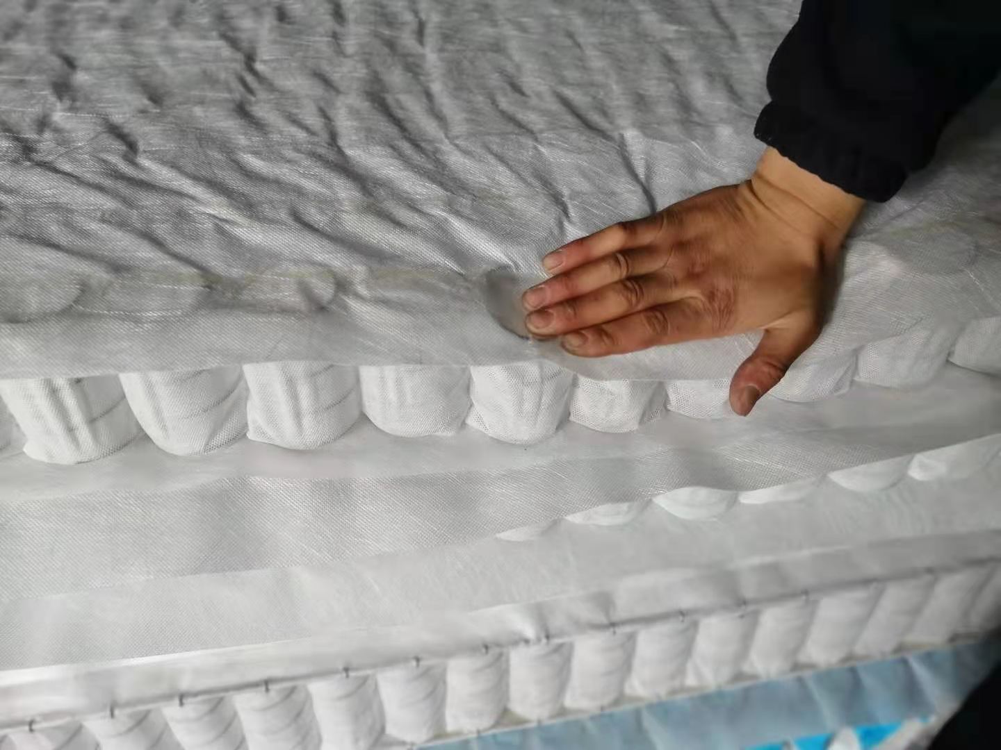 床垫下总是湿的有危害吗,床垫中间高对身体有影响吗