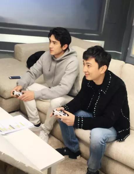 林更新与网红同游晒亲密照,林更新网红同框