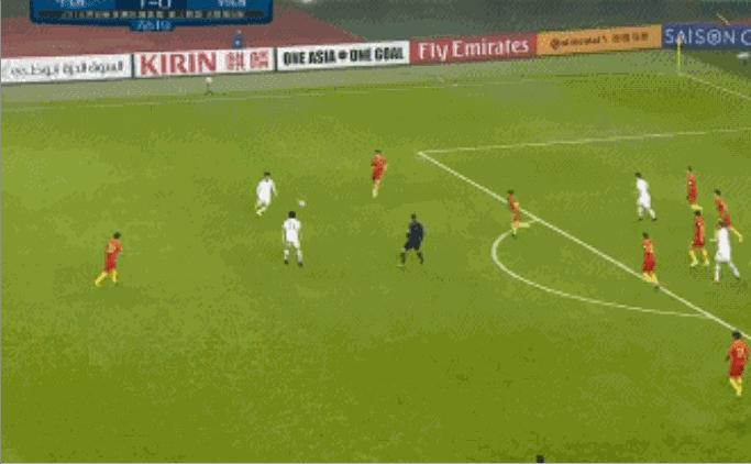 国足让人喷饭的爆笑gif,国足搞笑球场图